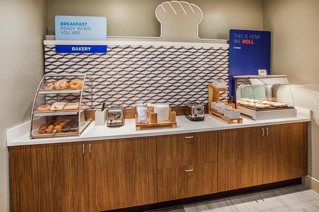 Holiday Inn Express Hotel & Suites Warminster-Horsham By Ihg Esterno foto