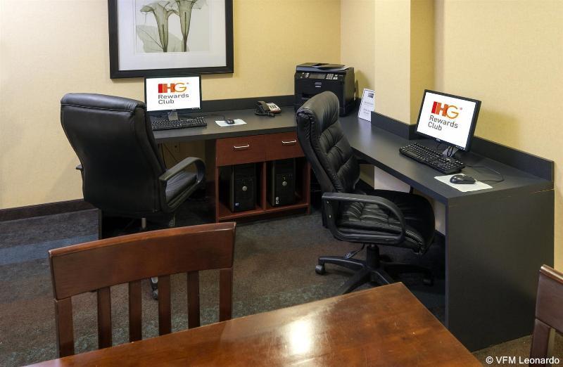 Holiday Inn Express Hotel & Suites Warminster-Horsham By Ihg Esterno foto